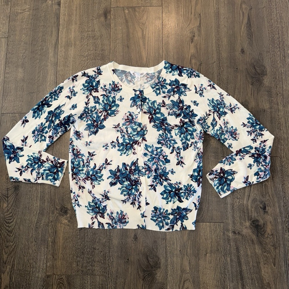 Time and Tru Women's Sz M Button Down Top White Blue Floral Cardigan Preppy
